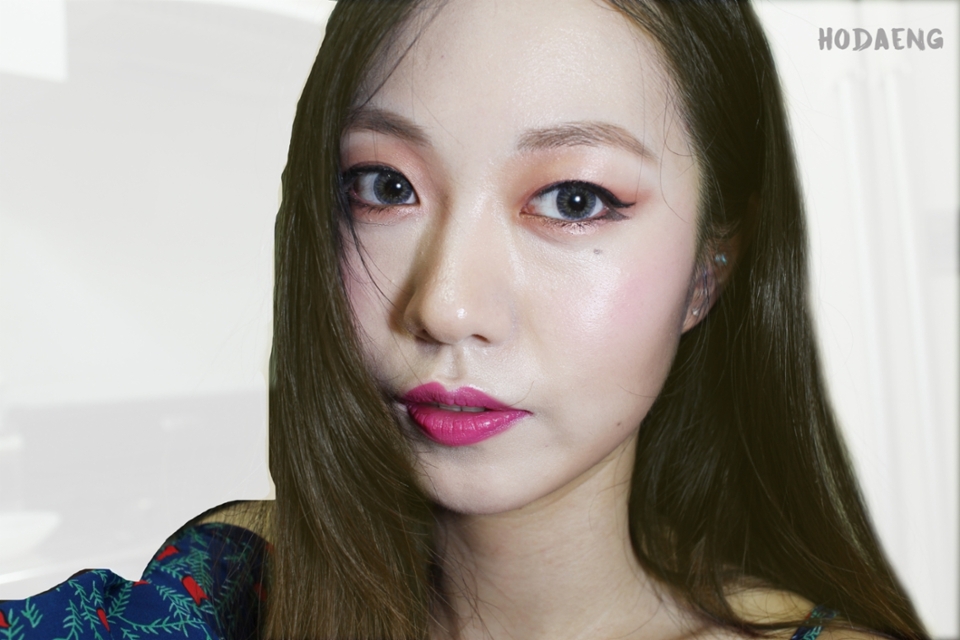 이번 어때 뮤직비디오의 포인트는 물고기 모양의 아이라인과 얼굴 전체적으로 핑크 - 버건디 톤이 어우러지는 것입니다!


베이스는 딜라잇18 노쿠션 노쿠션을 사용했구요
결점없는 피부를 만들기 위해서 잡티는 컨실러를 이용해서 가려주었어요
사용제품 : 루나