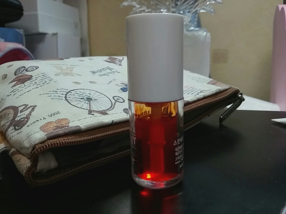주황물감의 모습이에요 한손에 쏙 들어와서 가지고 다니기는 편한거같아요