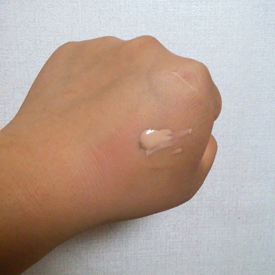 제형은 흐르지 않는 촉촉하지만 매트하기 도한 재품입니다