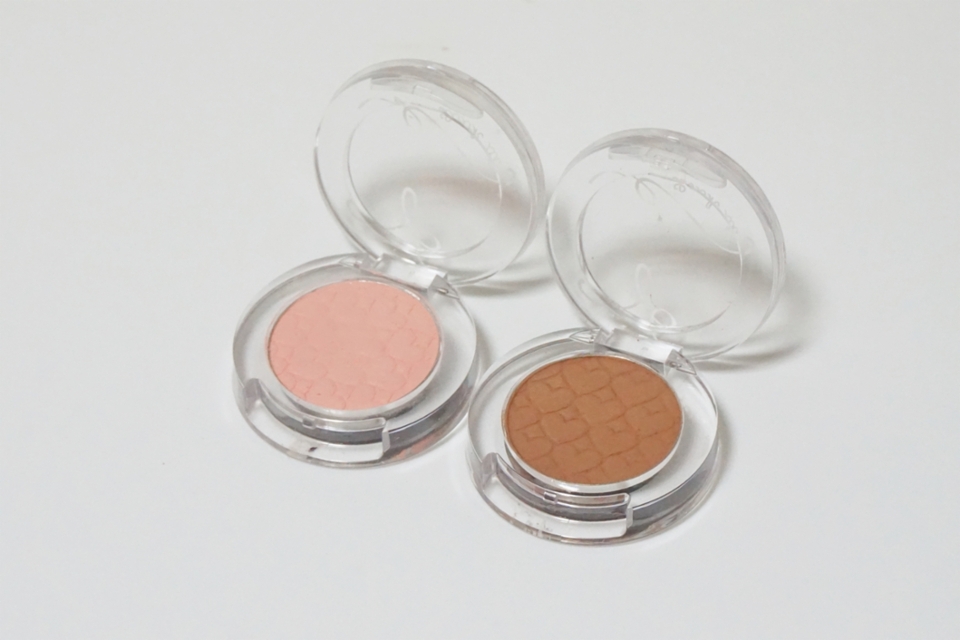 <에뛰드하우스 홈페이지 설명>
피치라떼: 미세한 실버 펄감의 톤 보정용 화이트 코랄 핑크 컬러
해변에선 코코넛: 태양에 잘 익은 코코넛 껍질처럼 단단한 브라운 음영컬러