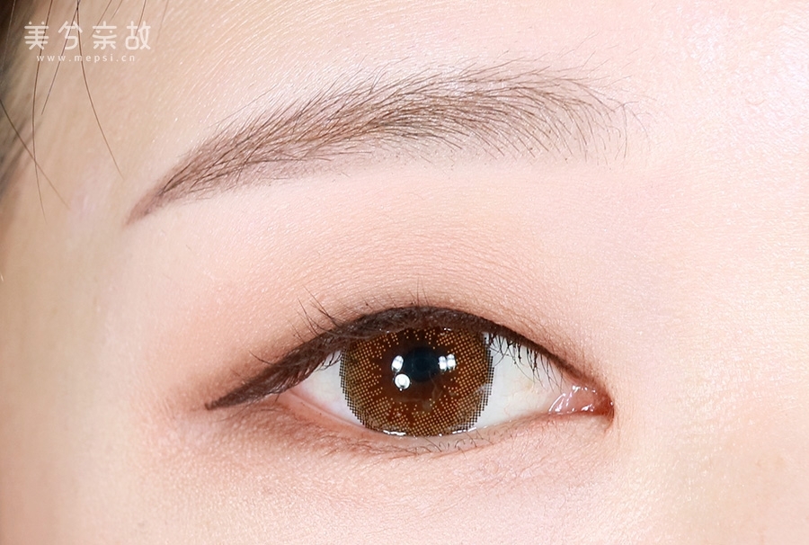 속눈썹에 묻은 아이라인이 눈 주변에 묻어서 번지기도 하더라구요.
요런 디테일한 부분이 메이크업의 지속력을 결정하는 것 같아요 !
