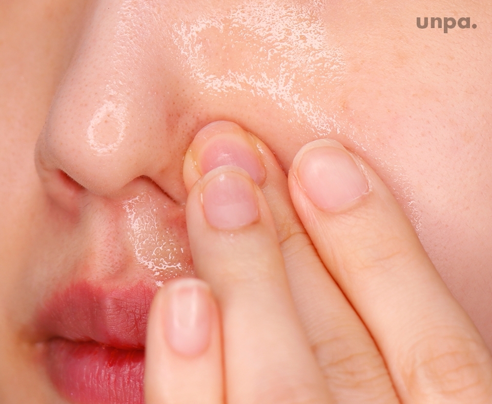 물기 없는 얼굴에 가볍게 롤링해주고,
따뜻한 물을 묻혀 유화시켜주면
클렌징+피지 제거 효과까지 볼 수 있다는데?!