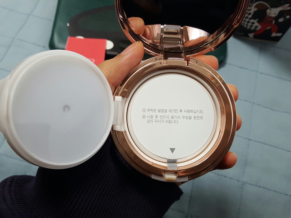 크기는 보통 쿠션파운데이션 크기와비슷하고
거울도 꽤 크게 벌어지는편이라 거울보기는 편해요~