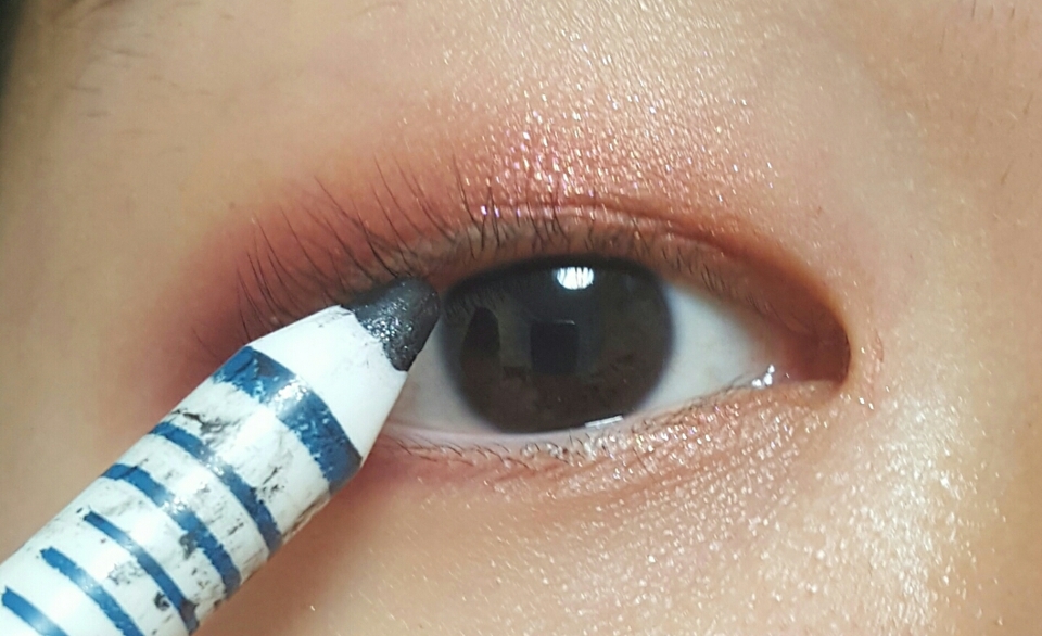 점막을 먼저 채워줄게요. 저도 눈뜨면 점막 부분이 잘 안보이기는 하지만 그래도 뭔가 채우는게 더 예쁜 것 같아서 채워주고있어요. 브라운보단 블랙을 사용하는편입니당근데 점막에 그리는거 눈에 안좋다고 들었어요ㅠㅠㅠ 채우실 분들만채워주세요!