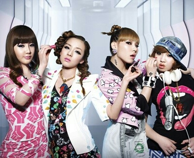 2NE1 (2010)
전 투에니원이 에뛰드 모델한기 생각이 잘안네요.. 유승호처럼 짧게 해서 그런가?? 무튼 투에니원이 모델하는 동안은 pop pop!!하네여!