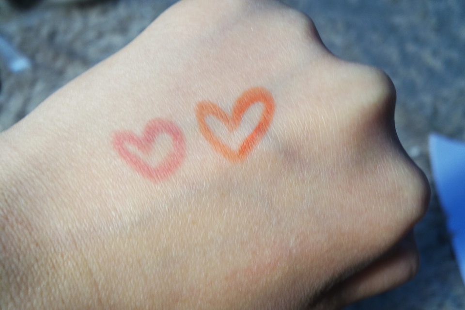 엔젤칙스/앤틱박스 컬러에요
엔젤칙스는 딱 여리여리한 연핑크구요
앤틱박스는 베이지와 오렌지의 경계에있는데
좀 더 옅은 베이지쪽으로 컬러가 나온다면 좋을 것 같아요