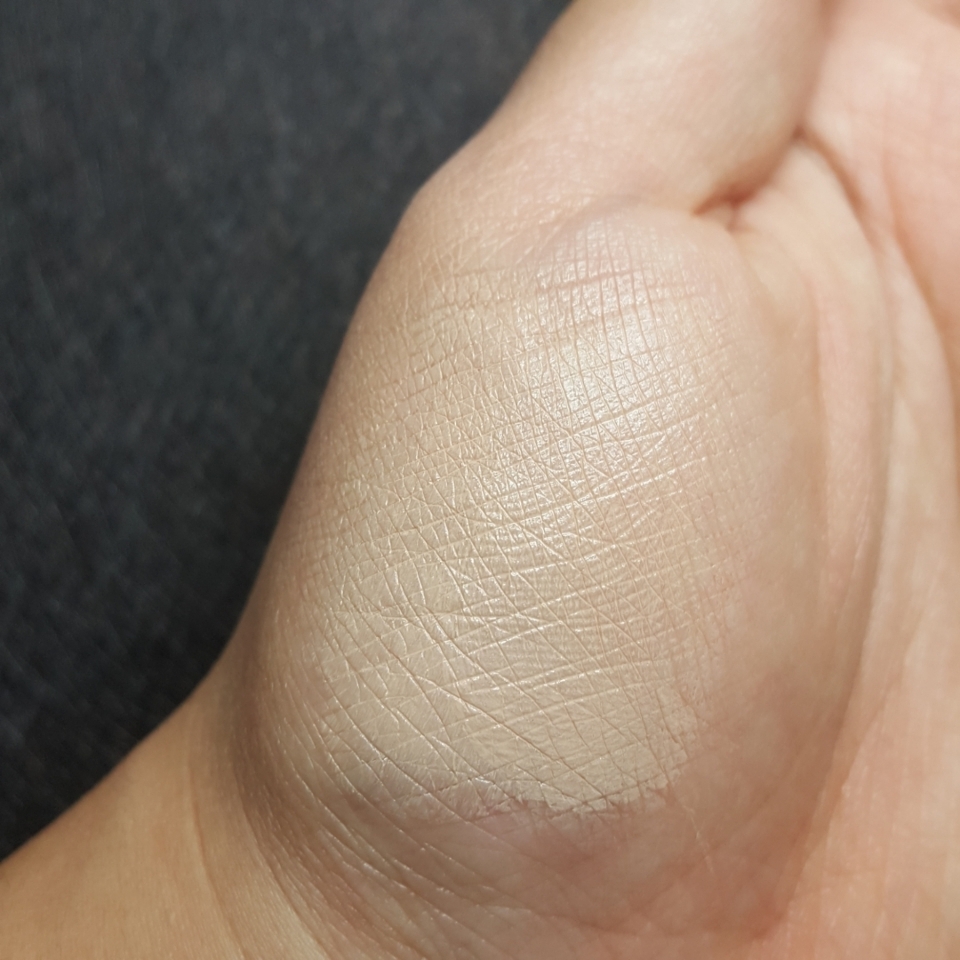 윗사진을 찍고 그냥 손으로 쓱쓱 문질러봤는데 

주름을 잘 메워주기도 하지만 얇게 표현 되는 거 보이시나용

제품 박스 설명에 고밀착 파운데이션이라고 써있었는데 

정말 밀착력 좋아요! 이런 리뉴얼이면 환영이죠😊