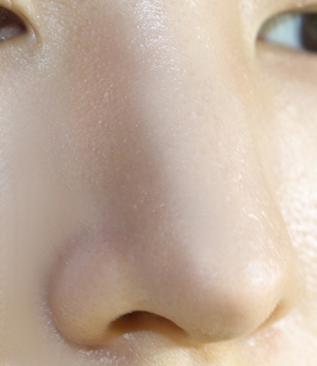 저는 코가 큰편이기도하고 콧대가 두꺼워서 컴플렉스가있는대
요렇게 자연스럽게 발라주면 좀더 작아보이고
오똑해보이는 효과가 있더라구요ㅎ_ㅎ
쉐딩을 하고 안하고의 차이는 정말 큰거같아요(ㅎㅎ)