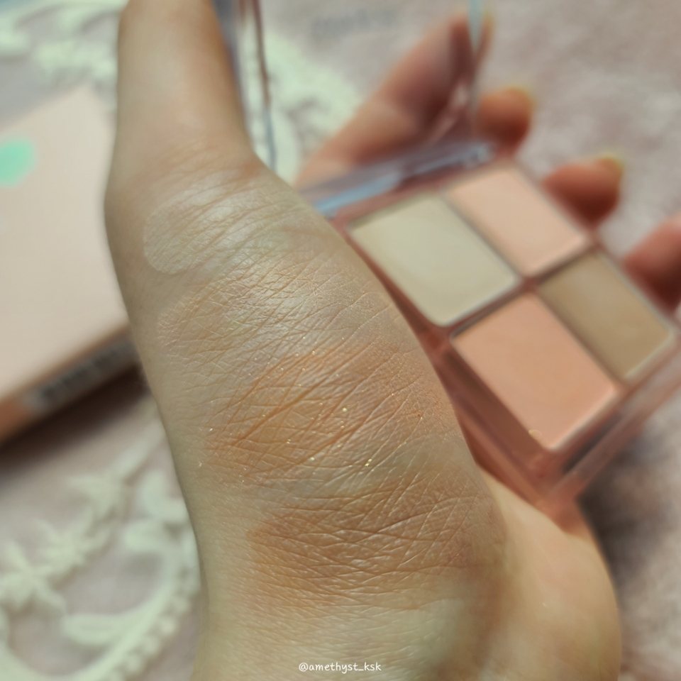 
세번째 컬러인 peach peach 컬러에는
귀여운 금펄이 콩콩콩 박혀있어요.



