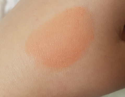 이건 블러링을 한 모습입니다!

실제 색상은 형광빛이 전혀 돌지않아서
부담스럽지않고 살구,오렌지,브라운이 모두
섞여있고 자연스러운 느낌의 블러셔를 좋아하시는분들께는 비추천드려요ㅠ

하지만 아무래도 크림타입이다 보니 마스크에는 묻어나오더라구요..😢

촉촉보다는 보송하게 발색이 되는편이에요!