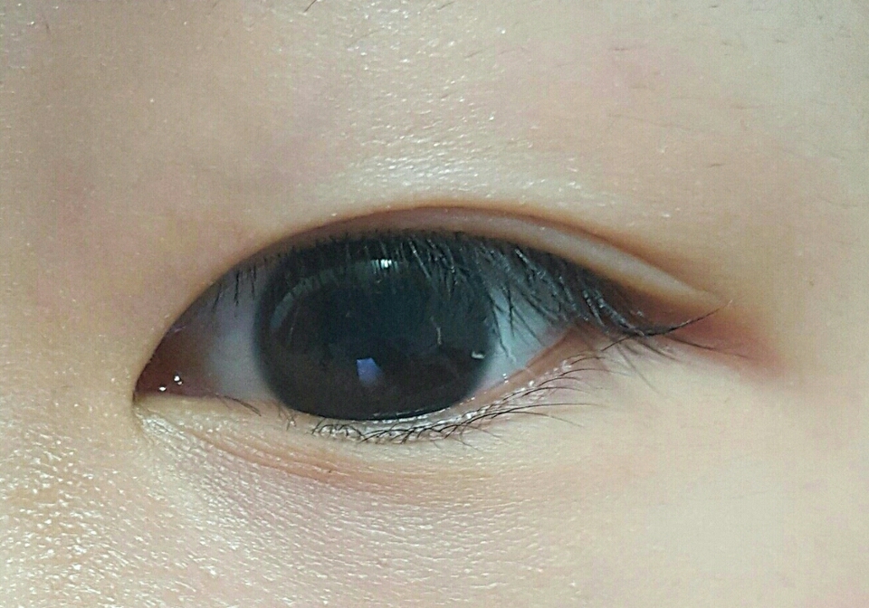 자 일단 생눈을 준비하도록 할게요! 아무것도 바르지 않고 파우더로만 유분 정리를 한 상태예요!