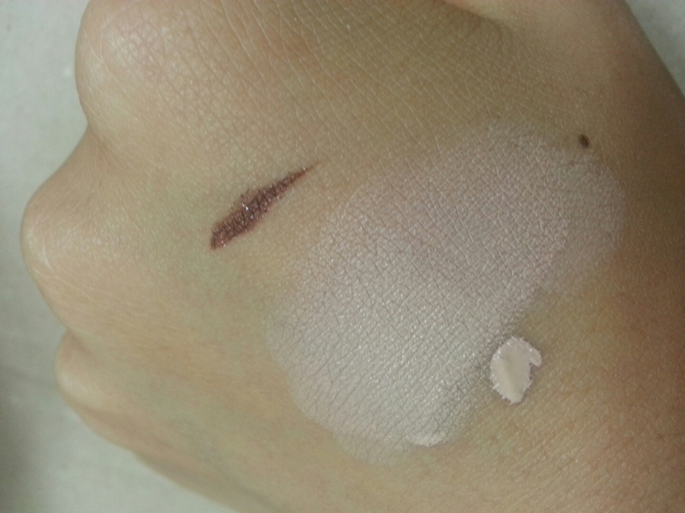 파운데이션을 펴바르고 그 옆에 브라운 아이라이너를 그린 모습이에요