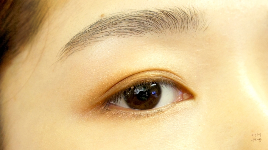 STEP 4
사용제품 : 어퓨 풀 오브 컬러 아이즈 - 모노베스트 #밀크티라떼 #텔미글램
 
<밀크티라떼>를 브러쉬에 조금만 묻혀서 경계를 풀어주듯이 전체적으로 발라준 후,

 <텔미그램>색상을 눈두덩이 끝 부분과 언더  끝머리에 발라줍니다.