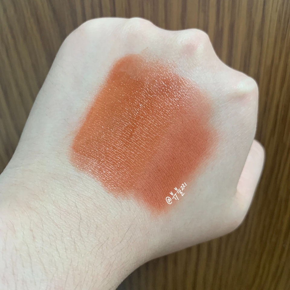 이번에는 브라운 느낌이 좀 더 도는 꿀조합이에요
그래서 아까 팔레트들 중 인투레이스랑 좀 더 잘 어울리는
조합입니다