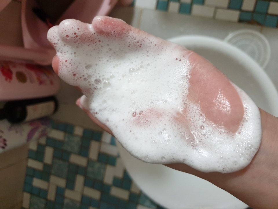 거품냈을때인데 저는  거품기나  그런거없이 손으로 낸거라 거품이적어요 ..ㅠㅠㅋㅋ