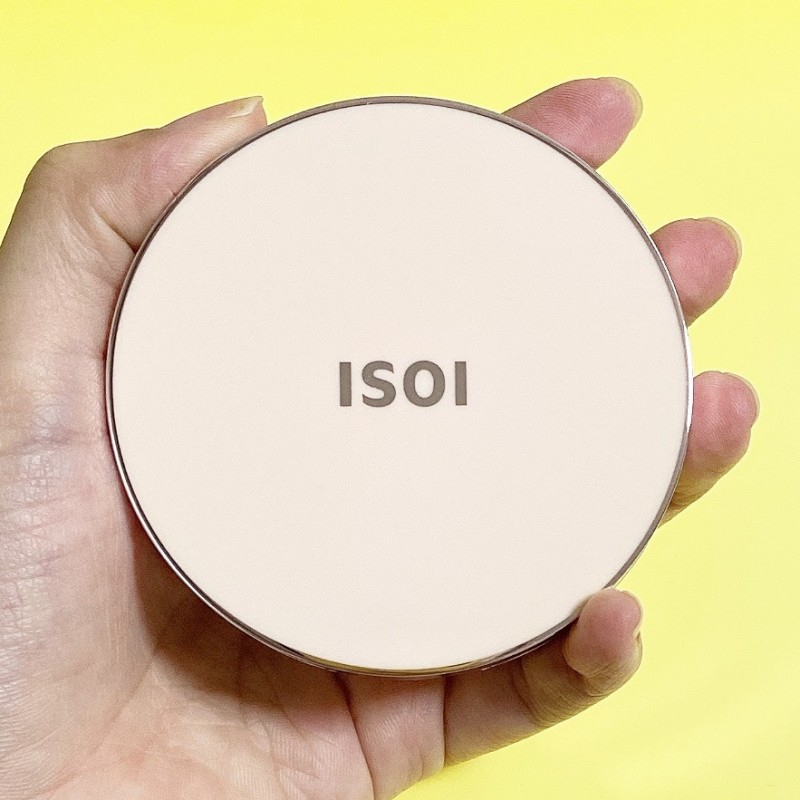 제품의 외관입니다.

핑크 베이지 컬러의 유광의 케이스예요. 제품의 성분처럼 깔끔한 디자인이에요.

한 손에 들어오는 콤팩트한 크기이기 때문에 휴대하고 다니기에도 좋습니다.