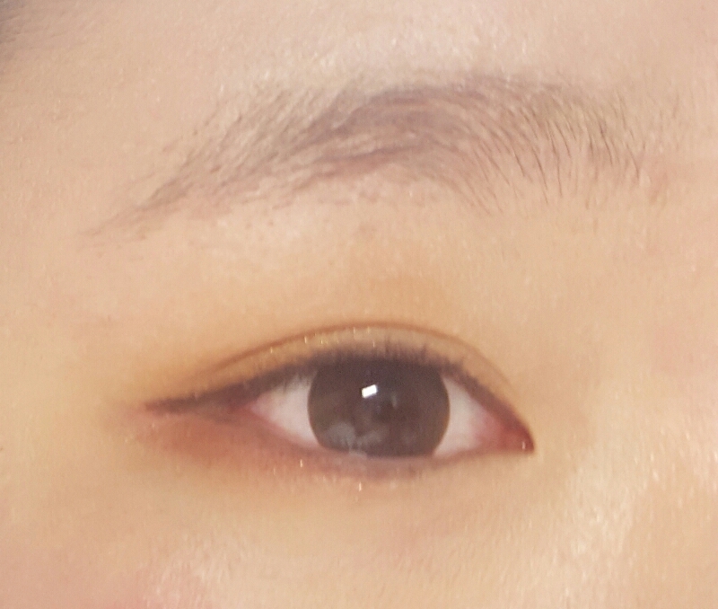 언더삼각존에 에스쁘아 아이라이너 그라피토를 발라준뒤,스머징해줍니다
애교살에 아리따움 샤인픽스아이즈 시나몬로즈를 발라줍니다