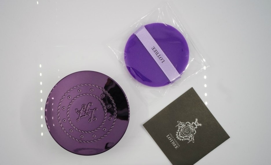 구성은 이렇게 ㅎㅎㅎ 
보라색의 파우더퍼프가 들어있고 간단히 설명이 써있는 종이,
그리고 밑에 사진 보면 나오겠지만 스펀지퍼프가 하나 더 내장되어있어요!
