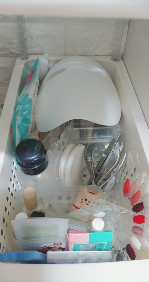 2층은 네일제품과 마사지기기로 깔끔하게!
3층은 새 것으로 부피가 큰 편인 제품을 두었어요. 바디워시, 미스트 등