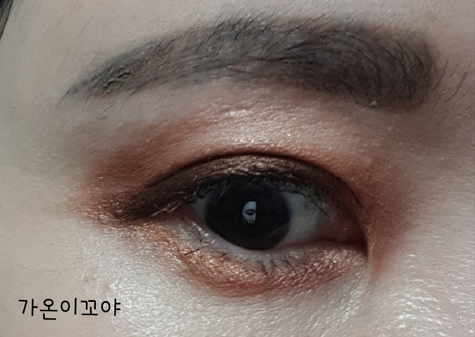쌍커플 안쪽에 10번째 섀도우 '카페인 수혈'
로 채워서 발라보았어요.완전 찐한 에스프레소같은 색상이예요.아라에 그라데이션 해도 이쁘고 포인트 컬러로
사용하기에도 좋아요!👐