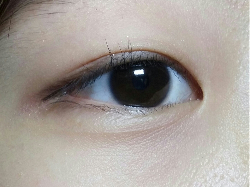 티가 쪼끔 나긴 하지만 속쌍은 쉽게 할 수 있는 눈길어보이는 메이크업을 했어요! 
제가 속쌍인데 눈길이? 도 짧은편이라 쉽게 눈길어보이게 연출가능 하담니당 !^^*