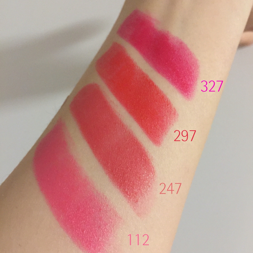 247컬러는 보시다시피 제 손목에서 주황코랄 느낌이 강했어요
그리고 손에 발라볼때 완전 부드러워서 뭉침없이 매끄럽게 색 표현이 잘 되더라구요



