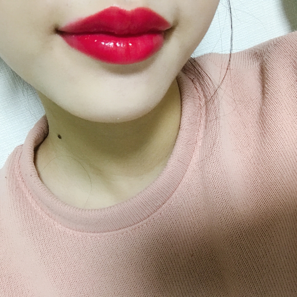 입술 발색이에요1
촉촉한걸 싫어하시면 추천하지 않아요!
색깔은 정말 이뻐요