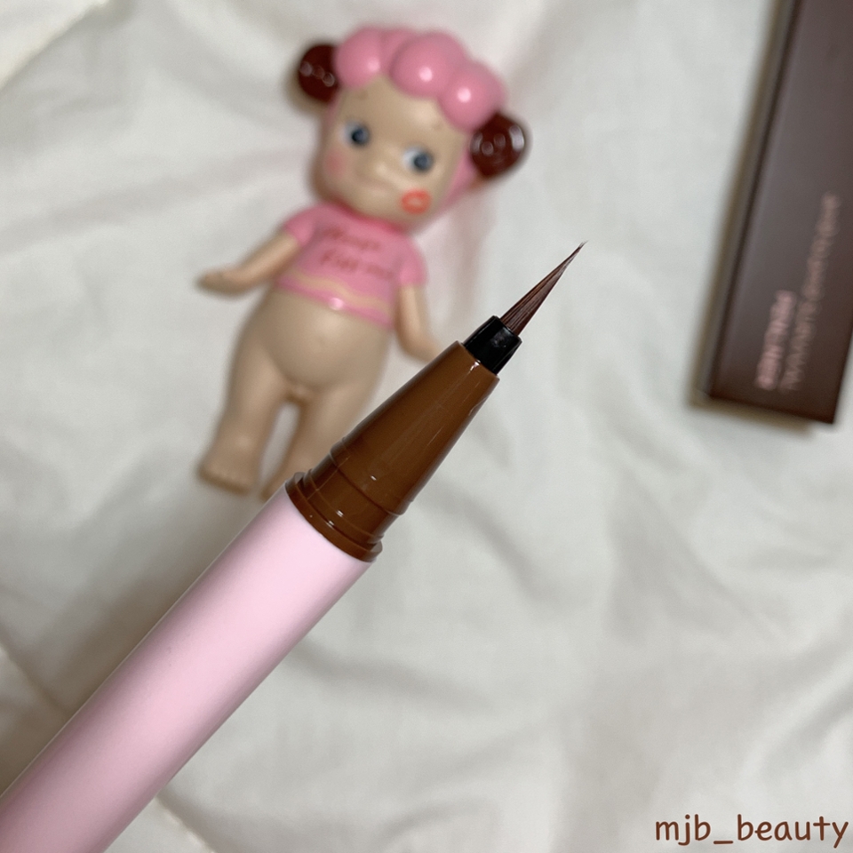 짠-

붓 모양은 이렇게 생겼어요

엄-청 얇은 편은 아니지만 

그래도 키*미 붓 펜 아이라이너 보다는 얇았어요 '◡'✿