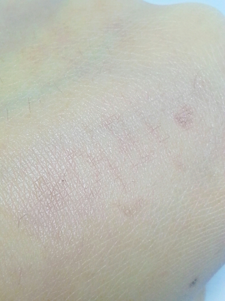 브로우가 밀릴까봐 톡톡살살발라줬어요

세상에마상에! 커버 은근되는거같아요!
뾰루지같은것도 주변빨간색은 가려지고
뾰루지는완벽하게커버안되요!