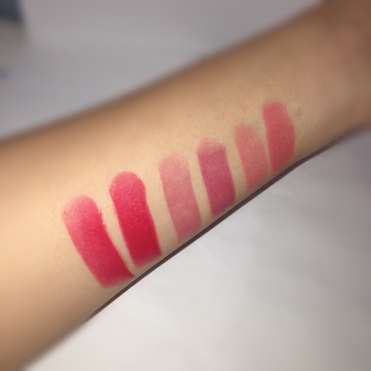 왼쪽부터 레드수프림, 러셋로즈, 베어잇울입니다
한번발색과 두번발색을 해봤는데요
한번의발색만으로도 본통색을 보여줍니다
팔에 그어주는데 뻑뻑한느낌이 안들고 부드럽게 그어집니다
겉돌지않고 밀착도 좋고 향도 초콜릿향
역시 매드매트립!