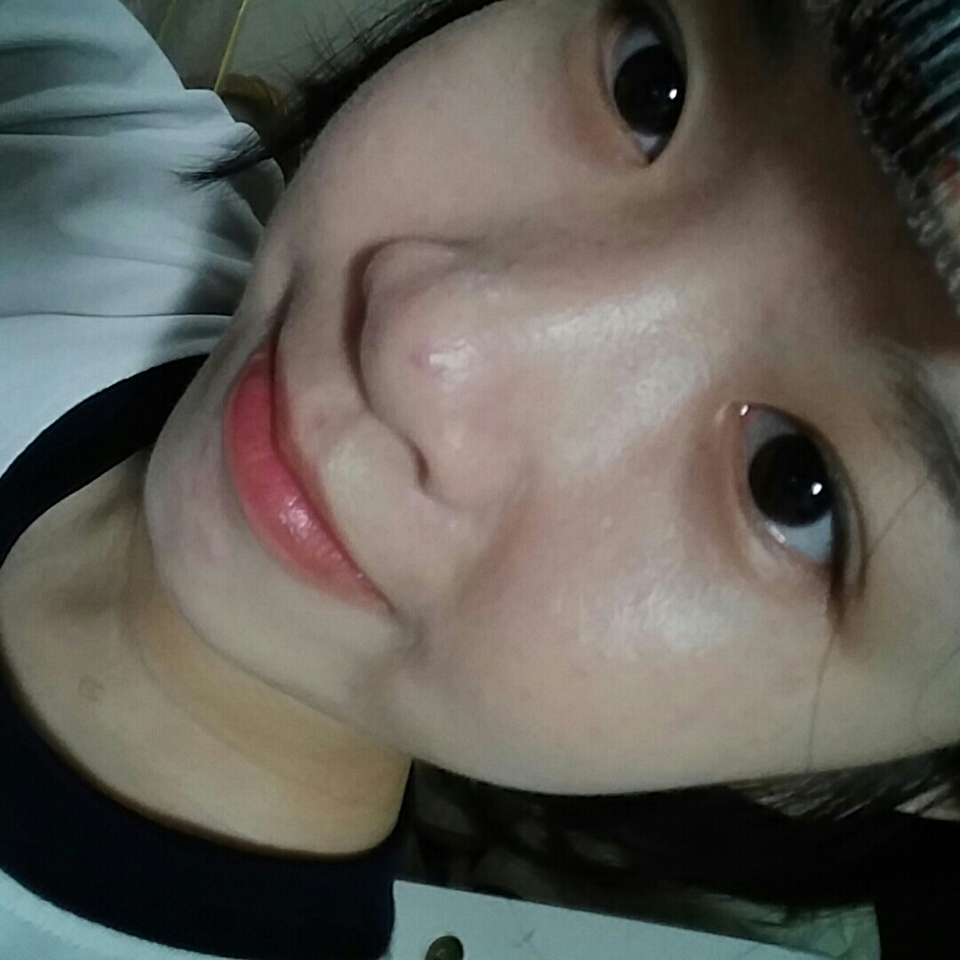 이런식으루 다 펴바르게되면 이거 하나만으로 커버가 끝납니다!!
이렇게하면 굳이 파운데이션을 바르지 않아도 얇고 강한(?)커버를 할 수 있습니당😻