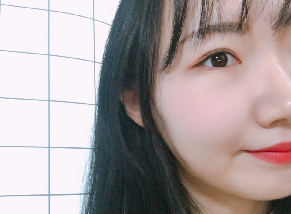 홍조 있는 제 얼굴에서도 더워보이지 않고 수채화처럼 부드럽게 발색되면서 뭉침 없이 발색되었어요!


그리고 저는 퍼스널톤을 굉장히 타는 편이라 웜한 컬러들은 정말 안어울리거든요ㅠㅠ 

근데 요 컬러는 웜쿨 가리지 않고 사용하면 예쁠 색상이더라구요👍💜

그리고 흰끼가 낭낭해서 얼굴 안색을 밝혀주더라구요!