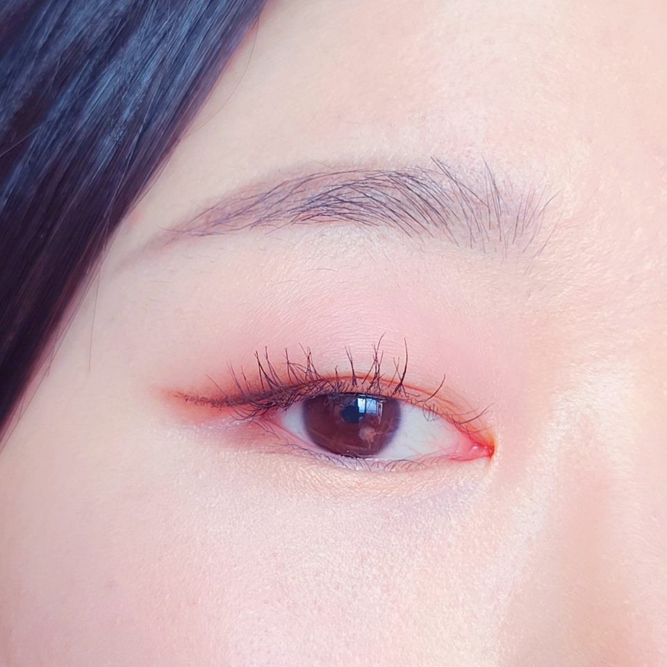 아이 메이크업은 보라빛 음영을 깔아 준 후, 스킨톤 펜슬라이너로 눈 밑을 깔끔하게 정돈해 선명한 느낌만 살려주면 끝!