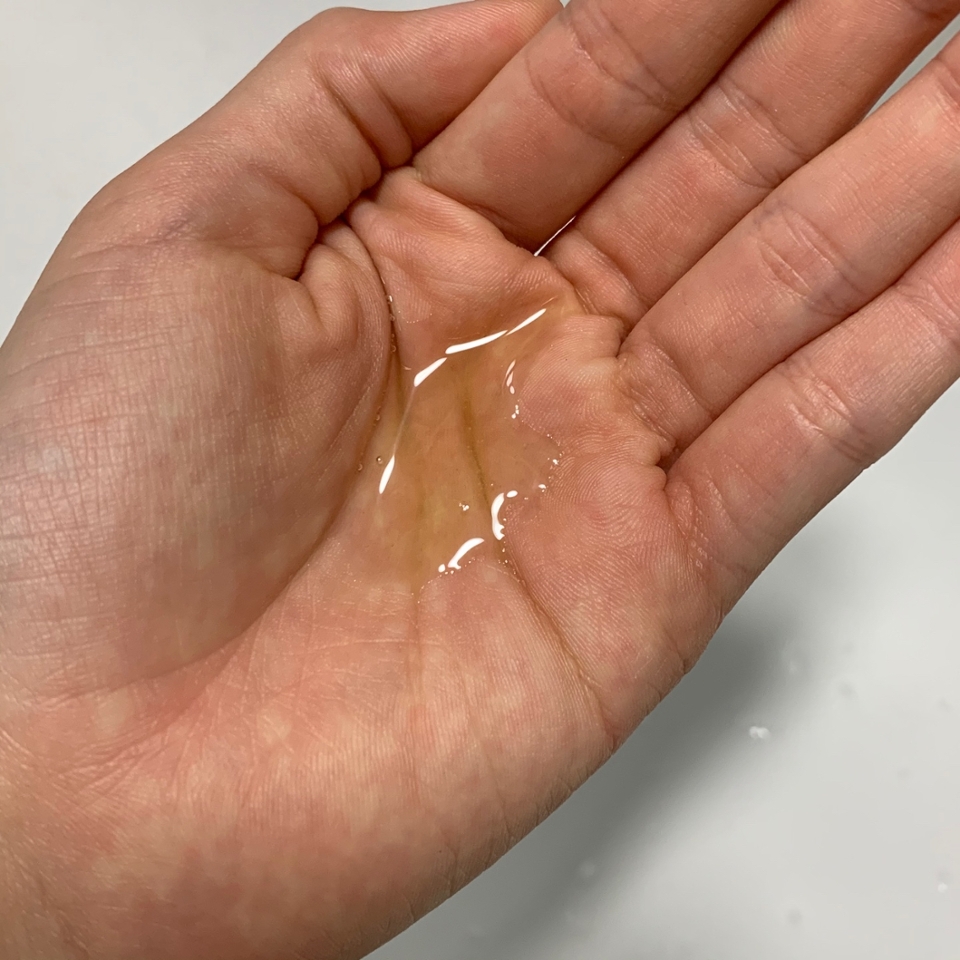 클렌징 오일을 손에 짜봤는데요! 약간 연두빛이 돌았어요!