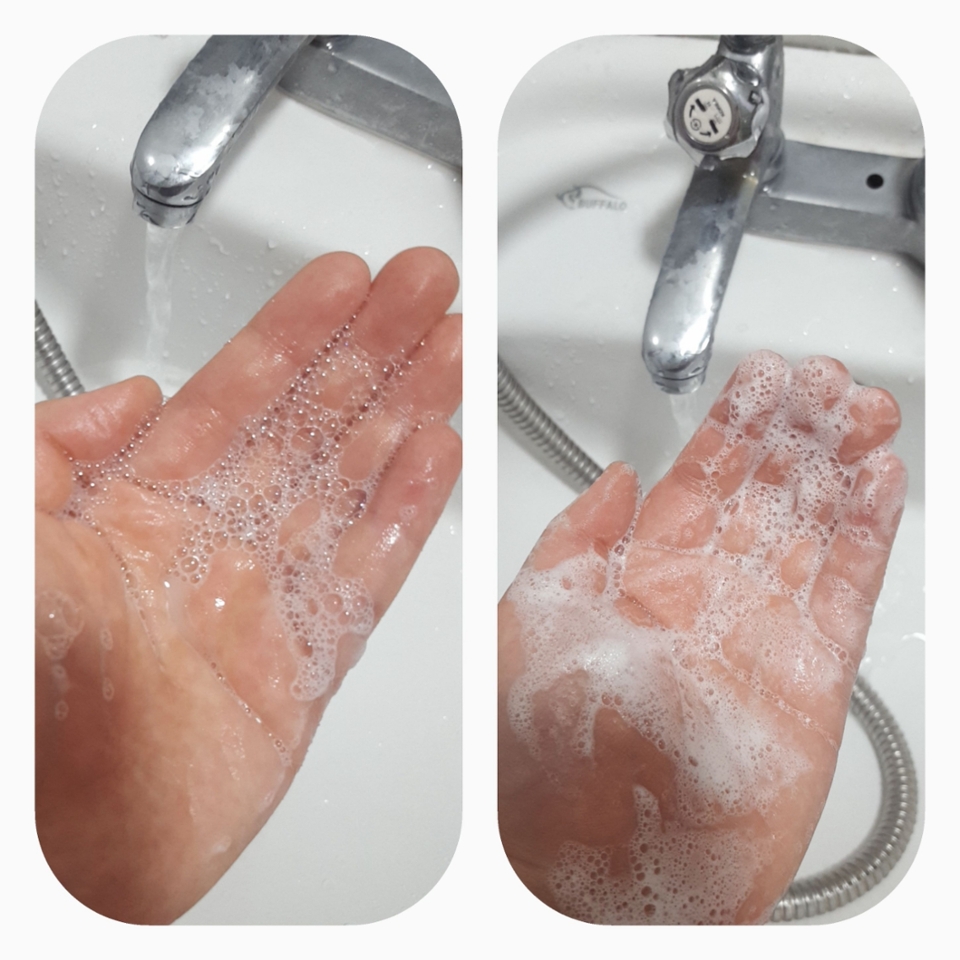 거품은 잘나요 엄청 !!  클렌징도 잘되고 , 각질제거 효과도 있어요 그리고 살짝 미백 효과도 있는것 같아요 너무 자주 사용하시면 피부에 자극 갈꺼 같아요 