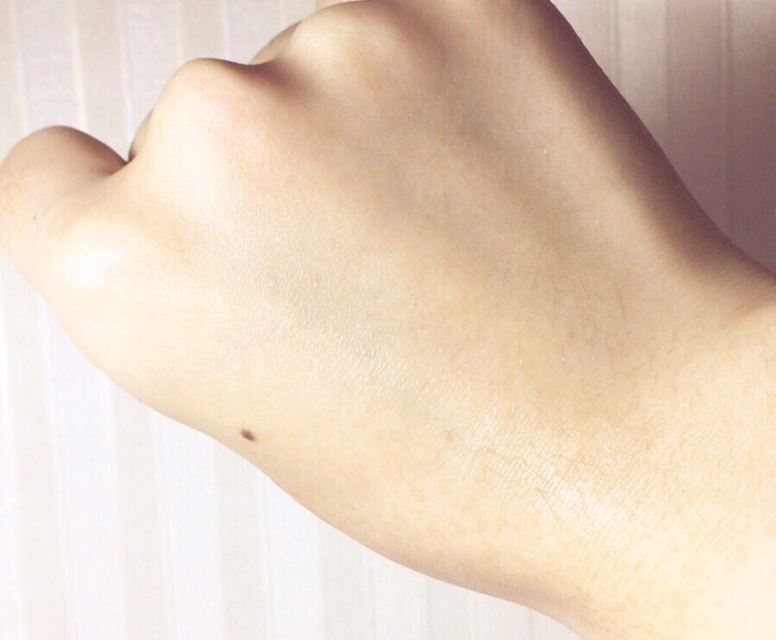 흐르는 물에 그냥 촤르르 씻겨내려가는 건 아니라 살짝 손으로 문질러주면 조금씩 지워지더라구요! 
워터파크에서 쓰면 지워져서 효력이 없겠지만 ㅋㅋ
간단하게 생얼로 나갈 때 선크림은 꼭 챙겨바르게 되는데 그때 마다 클렌징 하려면 매우 귀찮은데 ㅠ 
이렇게 물로 지워지니까 정말 신기하고 너무 편했어요. 
그래서 꼭 이지워시가 가능하다는 걸 보여드리고 싶었어용