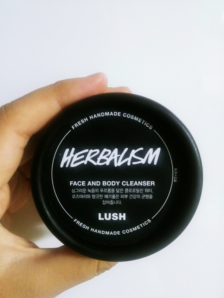 외관입니다! 얼굴과 몸 둘 다 사용가능한 제품이구요, 저는 가급적이면 얼굴에 사용하시는 걸 추천드려요ㅎㅎ