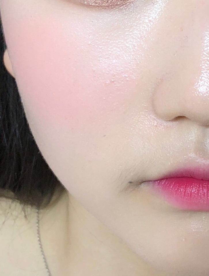 볼발색 사진1) 사진에 잘 보이라고 좀 진하게 발랐어욥 ㅎㅎ
내장 퍼프만 이용해서 톡톡 해줘도 발색이 이쁘게 되서 브러쉬가 따로 필요 없다는 점이 조아용 