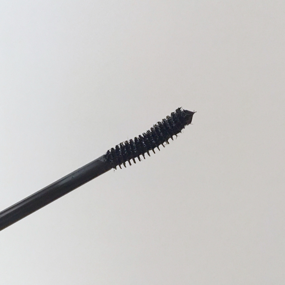 가까이서 솔 모양을 봅시다!! 약간 바나나형 모양에 일자로 솔이 나있어용 딱 롱래쉬 기능 하기 좋은 모양 아닌가여 ㅋㅋ 저기에 붙어있는 섬유질 보이시죠 저게 속눈썹에 붙으면서 롱래쉬 기능을 하게 해주는거 다들 아시죠?!