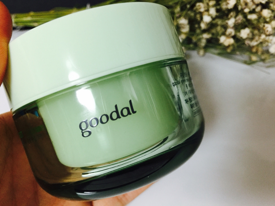 구달 브랜드 자체가 착한성분으로 유명해서
저는 여기 브랜드 즉각미백크림도 아주 잘 사용하고
있답니다 :) 다른 리뷰에 적었어요 ^^