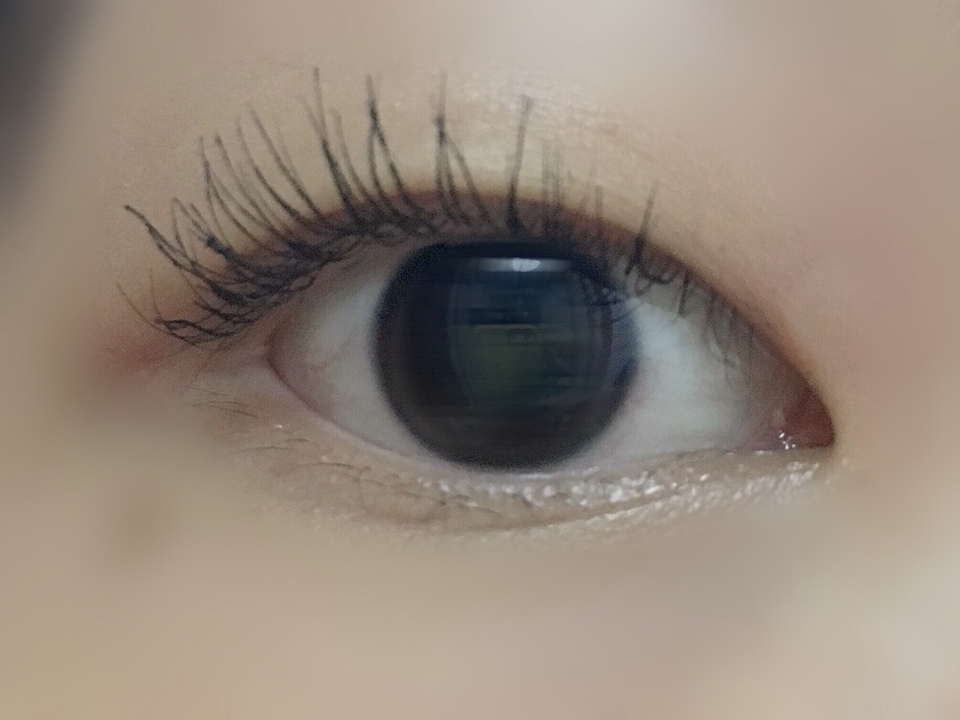 마스카라를 해봤어요! 컬링 완전 짱짱합니당
그리고 롱래쉬도 충분히 잘되요! 하지만 약간의 뭉침은 있어요 ㅜ 그리고 짙은 검정색이라 속눈썹이 눈에 띄어요!