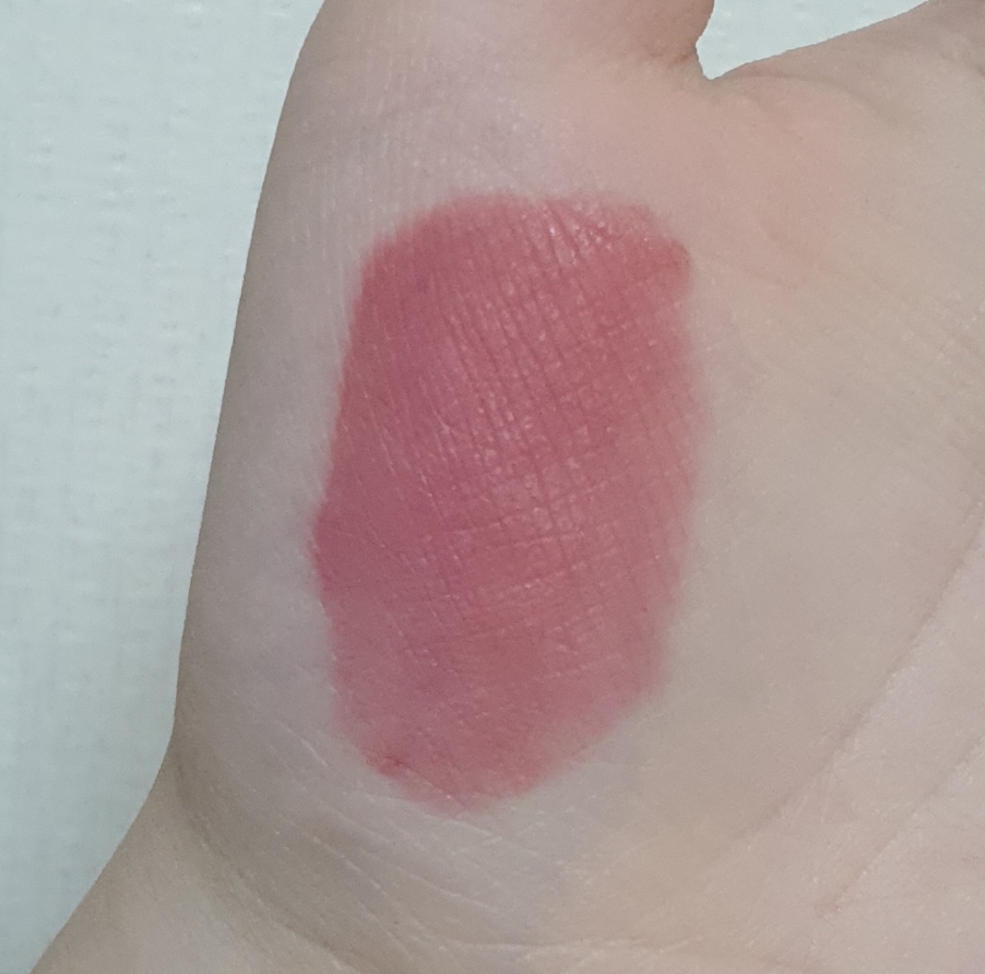 
이 사진처럼 시간이 지나면 벨벳제형으로 바뀌더라구요
그리고 묻어남도 별로 없어서 요즘 쓰기 좋은 틴트입니다 
