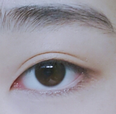 토니모리 쉬머 쥬얼링 아이즈 04 베이지 쥬얼링 2번을 눈 전체에 발라줍니다.(끝쪽에 사진참고)