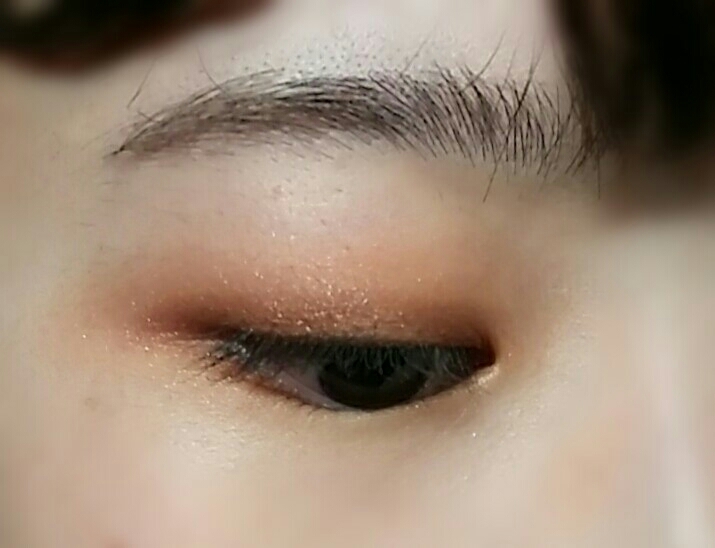 그럼다음 오렌지 필로 쌍꺼풀의 영역이라고 생각되는 영역에 발라준다음 전체적으로 블렌딩을 해 줍니다 언더삼각존에도 발라주세요