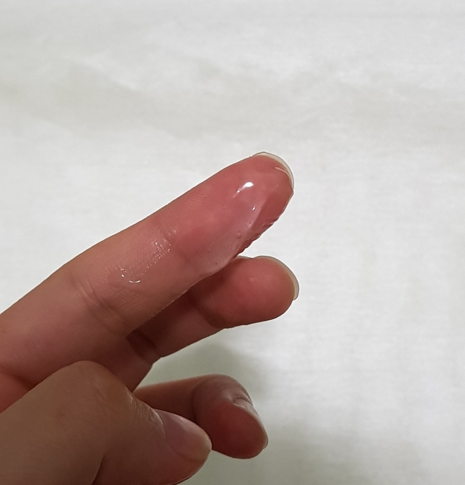 마스크팩이 묻어있는 액은 수딩젤같은 제형이예요~