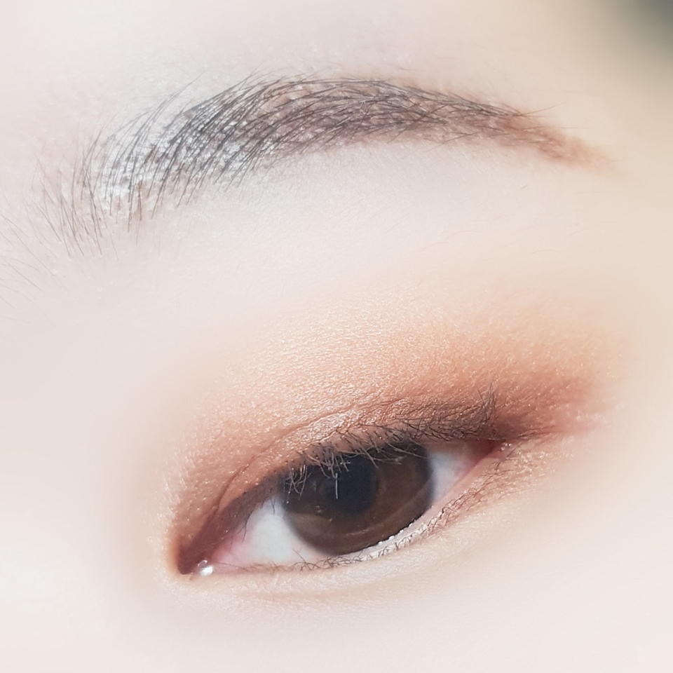 물을 살짝 묻힌 브러쉬에 
14번 컬러를 묻혀서 라인을 그려줍니다
근데 생각보다 너무 티가 안나서...
생략해도 괜찮으..ㄹ...