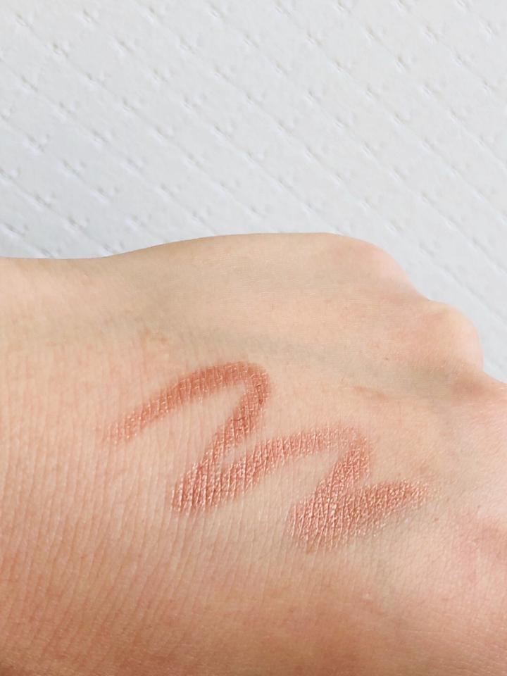 부드럽고 크리미하게 발려요
한번에 슥 그린건데도 선명하게 발색되죠?