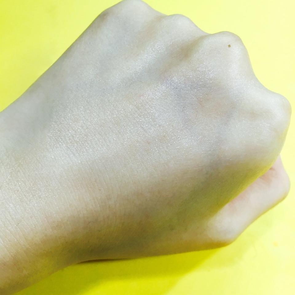 무겁고 점성있는 연고가 아니라
되게 수분감있는 점성도 제로의 연고텍스쳐에요.

수분크림과 동일한 느낌으로 편하게 바를 수 있다는게
큰 장점인 것 같고 회복효과가 빠르다는 점!
환절기마다 손이갈 것 같아용 ㅎㅎ 