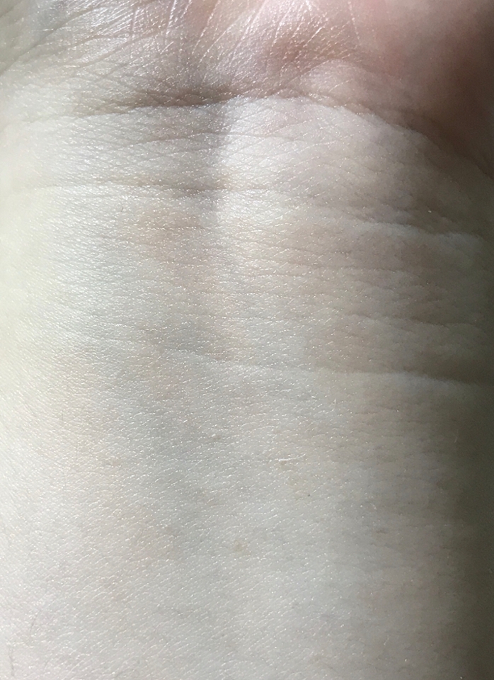 피부 속부터 수분을 짱짱하게 채워주고 마무리감은 보송합니다