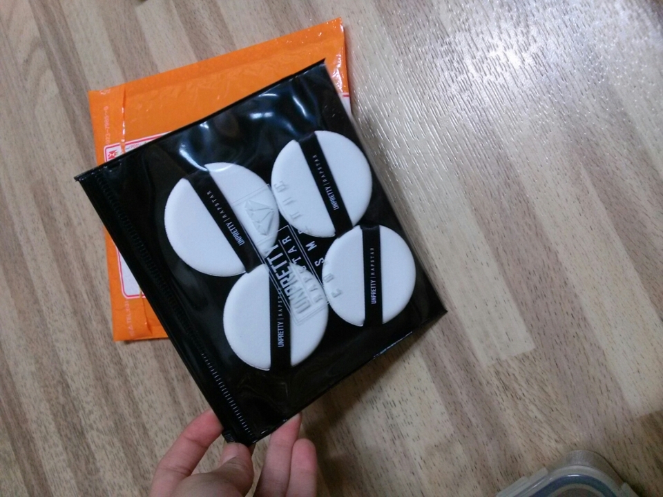 2일전에왓는데 경비실에택배아찌가
두고간걸몰랏는데 이제알고찾아왔습니당 !!